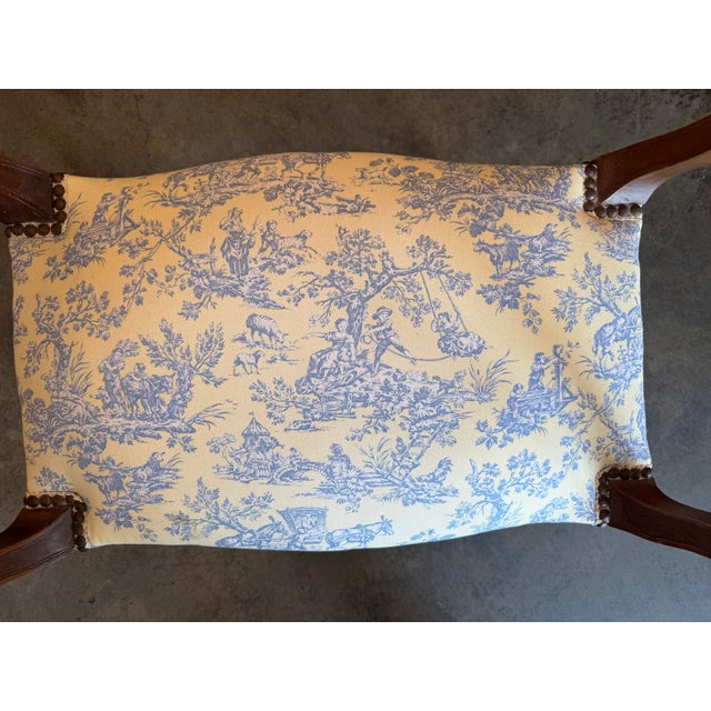 Vintage French Louis XV Style Toile De Jouy Carved Window Bench For Sale - Image 4 of 9