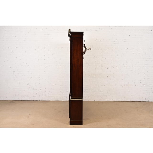 Wood Baker Furniture Georgian Carved Flame Mahogany Lighted Breakfront Bookcase Cabinet, Circa 1960s For Sale - Image 7 of 10