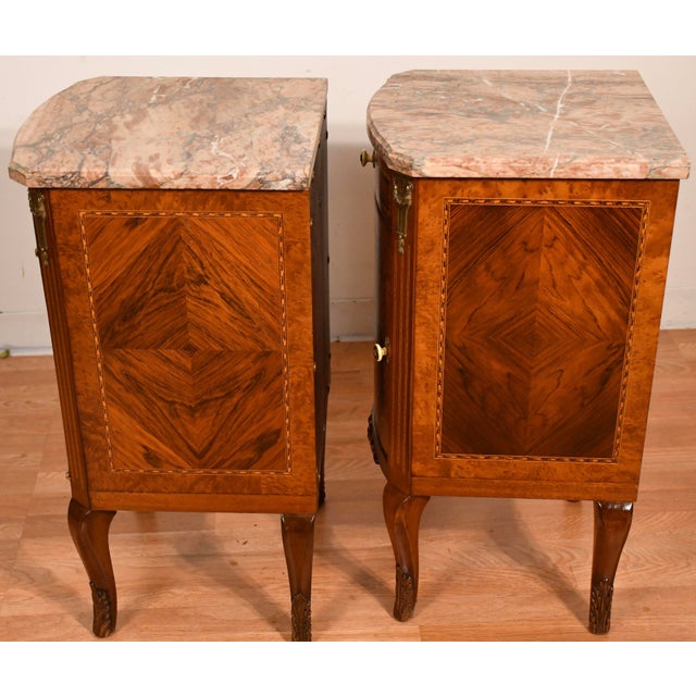 1900 Antique French Louis XV Walnut Inlay & Marble Top Pair Nightstands / Bedside Tables For Sale - Image 16 of 17