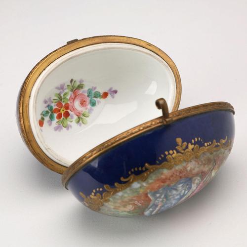 Sèvres Porcelain Jewelry Box from Chateau des Tuileries For Sale - Image 5 of 10