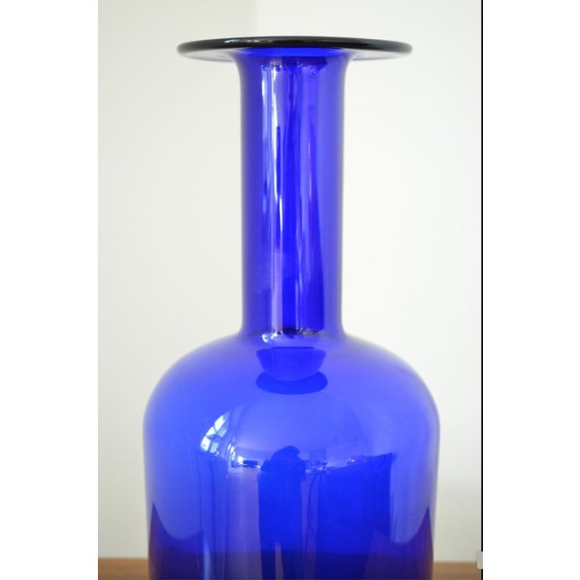 "Gulvase" – the bottle-shaped vase – was designed around 1965 by Otto Brauer for the Danish glass manufacturer Holmegaard....