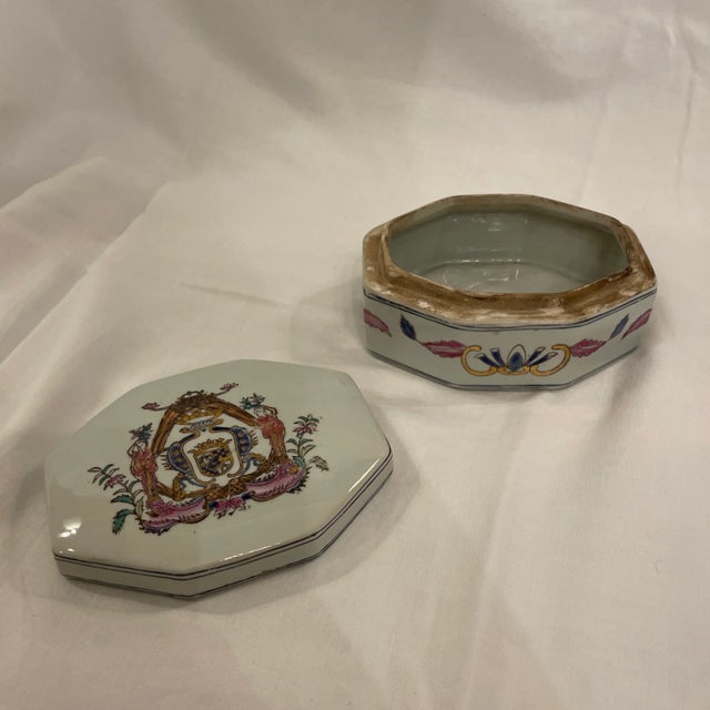 Chinese Early 19th Century Chinese Armorial Porcelain Box For Sale - Image 3 of 4