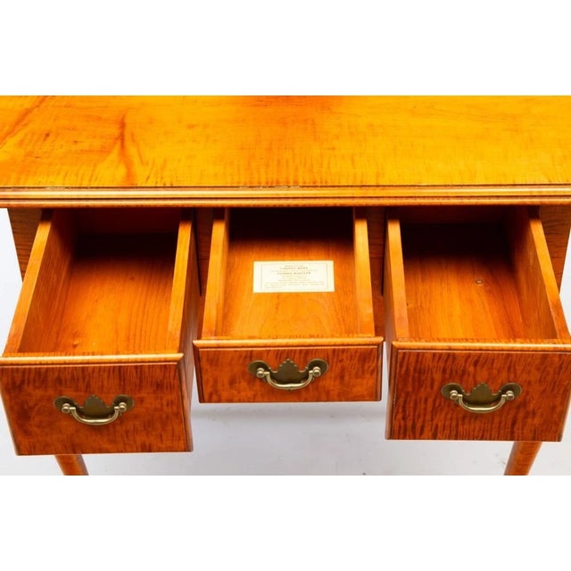 American Late 20th Century Eldred Wheeler Bench Made Tiger Maple Lowboy Dressing Table Massachusetts For Sale - Image 3 of 4