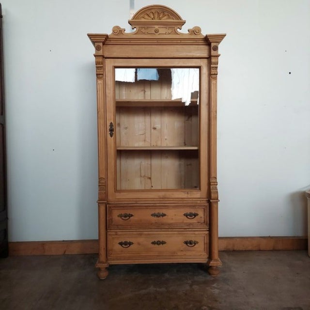 ✓ cozy✓ classic, timeless design dimensions: w: 94cm h: 192cm with top h without top: 172cm d: 52cm item: antique display...