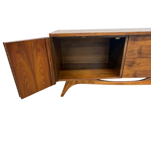 Mid-Century Modern Young Manufacturing Walnut Sideboard For Sale In Philadelphia - Image 6 of 11