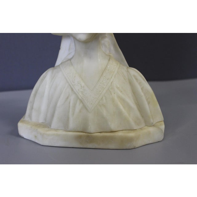 Art Nouveau Bust of a Young Woman in Alabaster, 1900 For Sale - Image 6 of 12