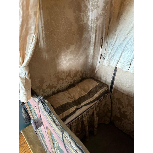 18th Century Portuguese Sedan Chair For Sale - Image 10 of 18