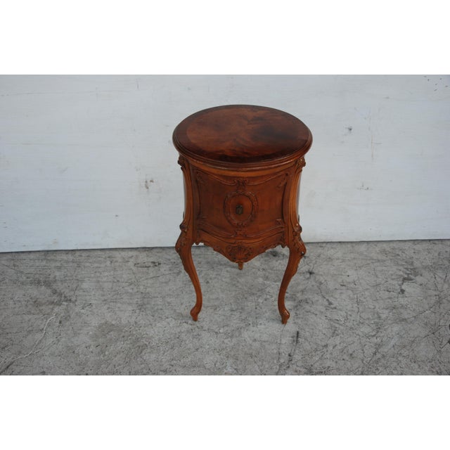 Louis XV Burl Mahogany Round Side Table or Nightstand For Sale In Houston - Image 6 of 8