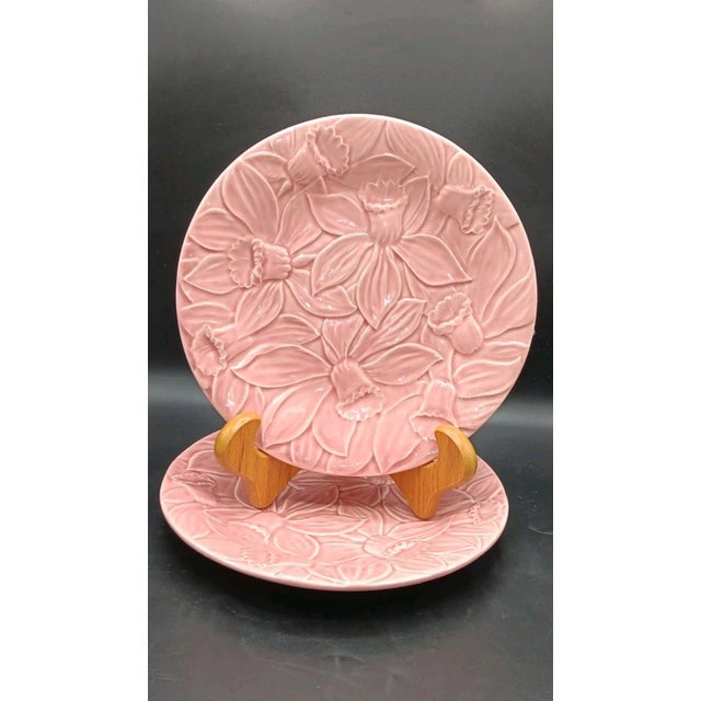 Mid-Century Modern Vintage Bordallo Pinheiro Pink Daffodil Flower Majolica Pottery 9.25" Plates-Set of 2 For Sale - Image 3 of 4