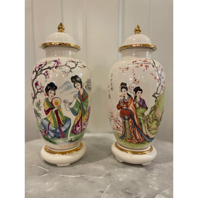 Ceramic Pair of Vintage Mid Century Chinoiserie Japanese Geisha Floral Gold Ginger Jar Vase Famille Rose Style For Sale - Image 7 of 8
