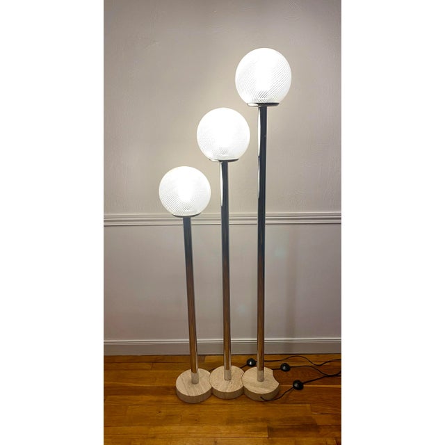 Very nice Italian design from the 1960s/70s space age. The floor lamp is in polished chrome metal, the lampshades are in...