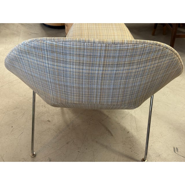 1960s Early Production Saarinen Knoll Womb Chair & Ottoman Reupholstered LIC Label For Sale - Image 14 of 18