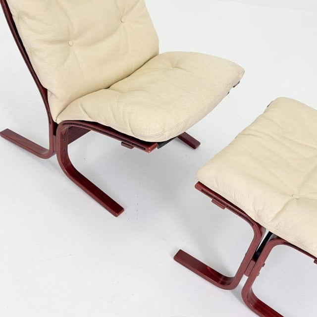 Cream Set of Mid-Century Modern Siesta Chair and Ottoman in Cream White Leather by Ingmar Relling, 1970s For Sale - Image 8 of 18
