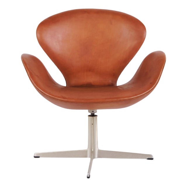 The Swan Model 3320 in Cognac Leather by Arne Jacobsen for Fritz Hansen, 1960s For Sale