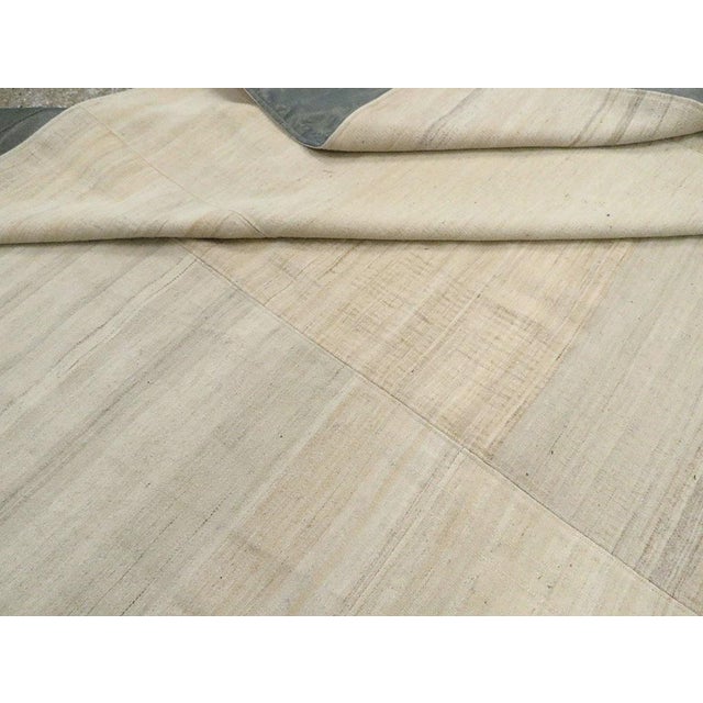 Textile Galerie Shabab Collection Mid-20th Century Vintage Turkish Flatweave Kilim Room Size Carpet For Sale - Image 7 of 7