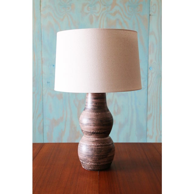 A highly collectable 1960s lamp designed by Jane and Gordon Martz of Marshall Studios in Veedersburg Indiana. These lamps...