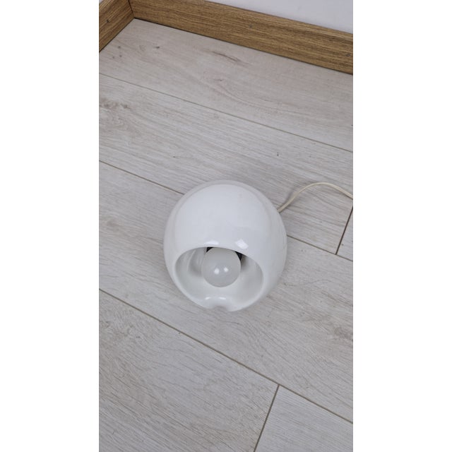 Mid-Century Modern White Ceramic Tordella Table Lamp by Valerio Sacchetti for Sirrah, 1970s For Sale - Image 3 of 13