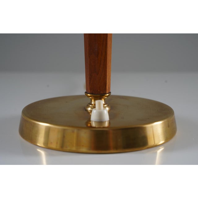 Modern Swedish Brass and Oak Table Lamp attributed to Nordiska Kompaniet Nk, 1930s For Sale - Image 6 of 10