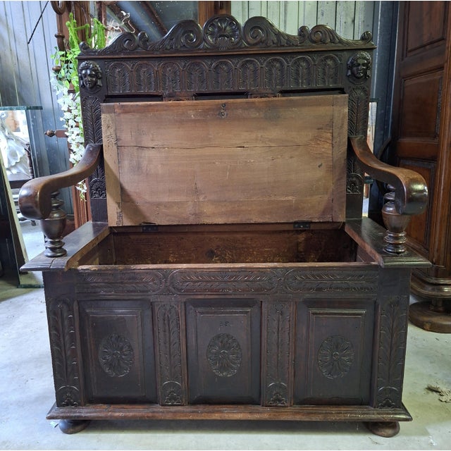 Richly Carved Wooden Chest Bench – Renaissance Style – 19th Century An important and highly decorative solid wood chest...
