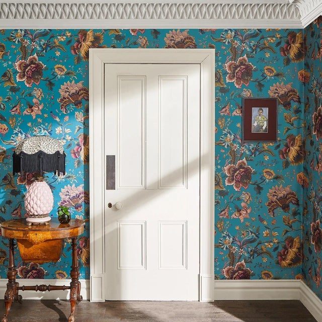 A wonderland of psychedelic flowers, the MAJORELLE wallpaper is painted in tones of pink, purple and taupe, offset by a...