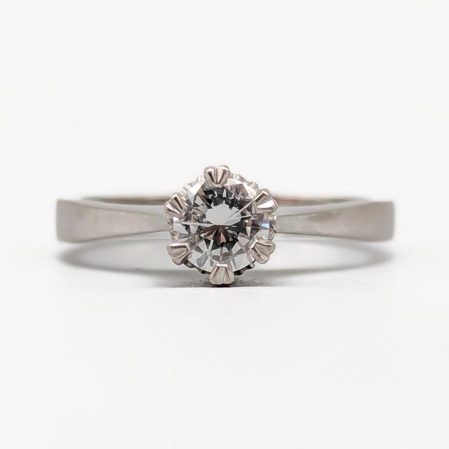 18 Karat Gold Solitaire Ring with Diamond For Sale - Image 4 of 4