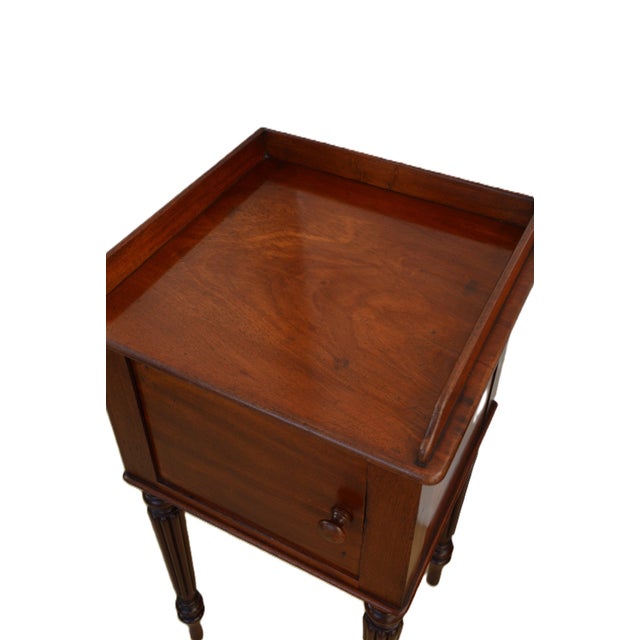 William VI Mahogany Nightstand in the style of Gillows, England, 1830s For Sale - Image 10 of 18