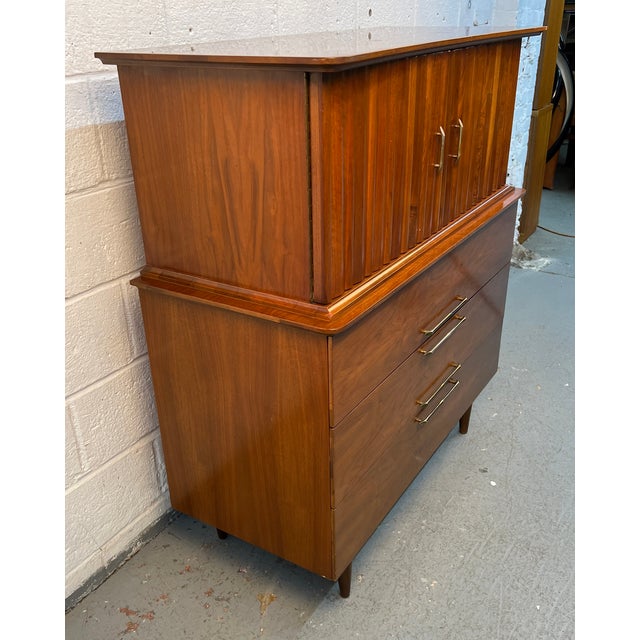 Mid-Century Modern Walnut Highboy Dresser by Young Mfg., Attributed For Sale In New York - Image 6 of 17
