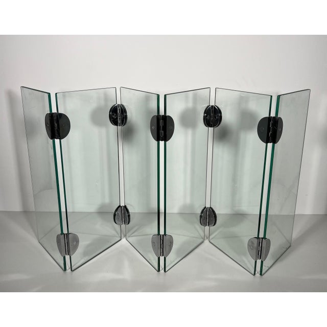 French Exceptional fireplace screen made of 6 glass panels and chrome hinges For Sale - Image 3 of 12