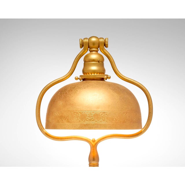 An elegant early 20th century desk lamp by Tiffany Studios, made in the USA circa 1910. This finely crafted lamp features...