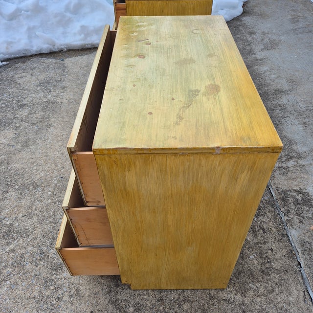 Mid 20th Century y 3-Drawer Chests Dressers Night Stands, Manner Dorothy Draper & T.H. Robsjohn-Gibbings - A Pair For Sale - Image 11 of 14
