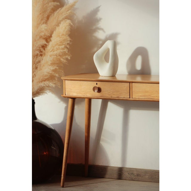 A solid oak console table to enhance your entryway Give your interior a truly distinctive look by choosing this solid oak...