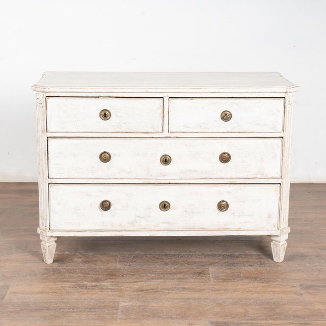 Gustavian (Swedish) 19th Century White Pine Chest of Four Drawers, Sweden For Sale - Image 3 of 10