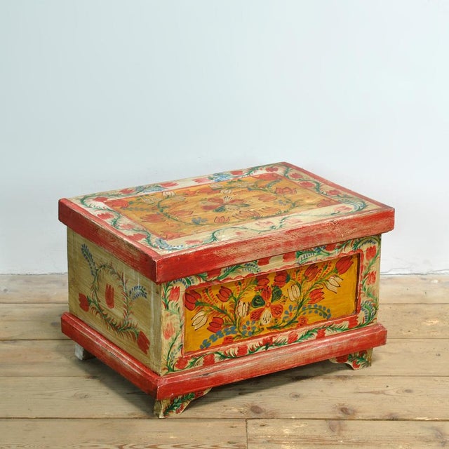 This folk art box from the 1930s is a particularly decorative object with an authentic, hand-painted appearance. The...