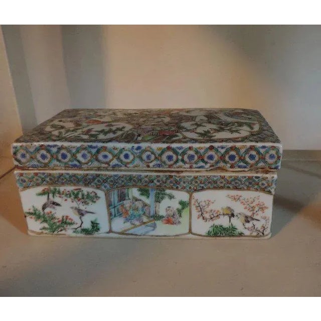 Early 19th Century Chinese Export Famille Rose Mandarin Porcelain Desk Letter Box For Sale - Image 4 of 10