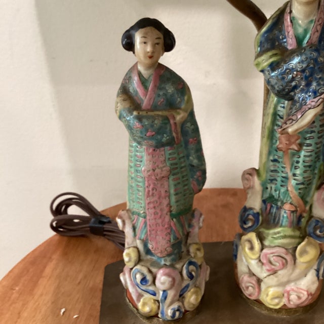 Mid 20th Century Chinoiserie Porcelain Figural Table Lamp on Brass Base in Famille Rose Palette For Sale - Image 4 of 12