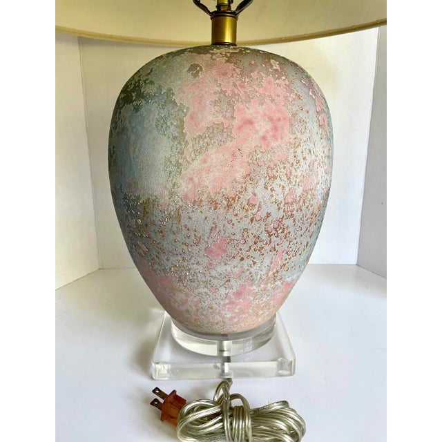 Pink 1980s Postmodern Metal and Lucite Pink Blue Table Lamp For Sale - Image 8 of 13