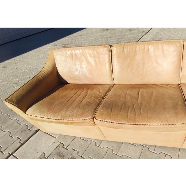 1970s Three-Piece Modular Light Brown Leather Sofa with Decorative Stitching, 1970s For Sale - Image 5 of 7