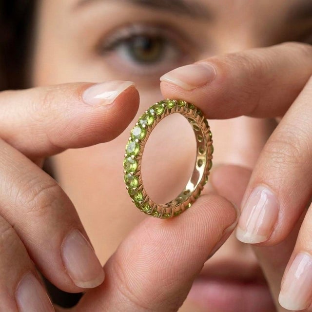 Embrace the vibrant, sunlit energy of nature with this exquisite full-eternity band. Meticulously crafted with an unbroken...