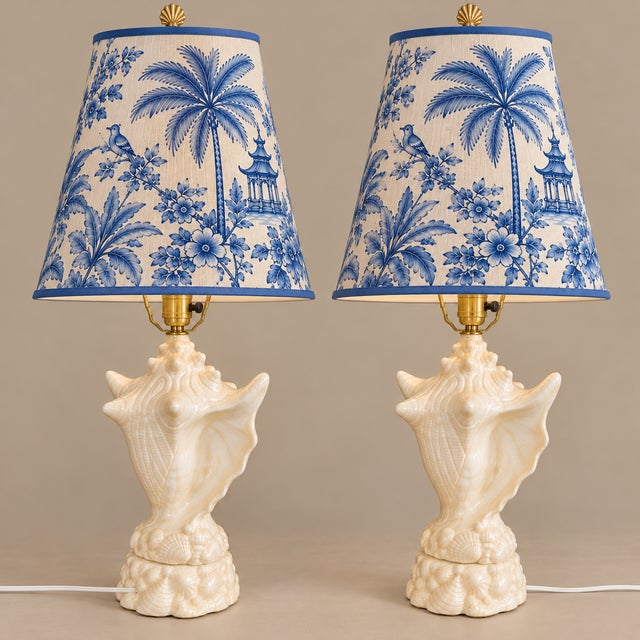 Fantastic mid-century ceramic conch shell table lamps C 1960's / 70's This large sized ceramic conch shell is finished in...