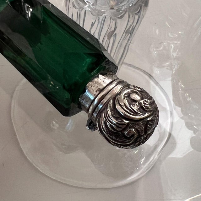 Metal Beautiful Victorian scent bottle in emerald green with sterling caps // double-ended perfume bottle // vanity decor // antique boudoir For Sale - Image 7 of 18