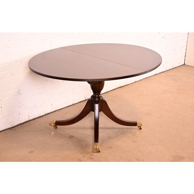 English Stickley Georgian Mahogany Pedestal Extension Dining Table, Newly Refinished For Sale - Image 3 of 16
