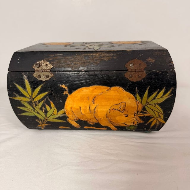 REALLY OLD AND WORN AND DAMAGED - SEE PHOTOS Vintage wooden jewelry box features a hand-painted black lacquer finish with...