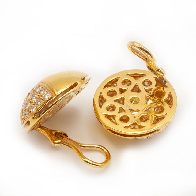 1980s 18k Yellow Gold E Color vs Pave Diamond Clip-on Earrings- 2 Pieces For Sale - Image 4 of 9