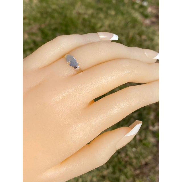 The Oscali: Double Heart Signet Ring in White Gold For Sale - Image 10 of 10