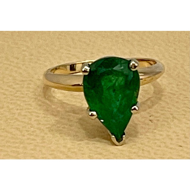 Modern 3 Carat Pear Cut Natural Emerald Ring 14 Karat Yellow & White Gold For Sale - Image 3 of 8