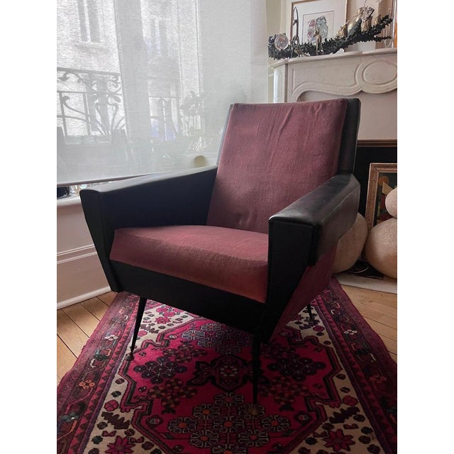 1950s armchair in black leatherette and pink velvet, black lacquered metal legs and brass glides