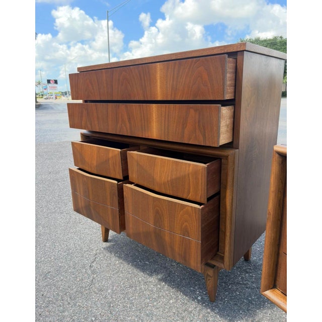 Fully-Refinished Mid Century United Diamond Front Dresser Set For Sale - Image 12 of 16