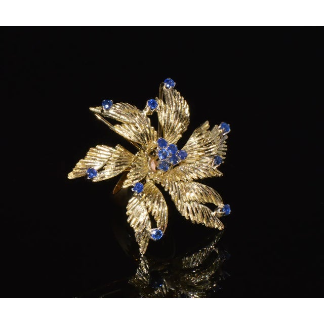 Gorgeous Natural 1.10Cts Sapphire 18K 750 Solid Gold Floral Cocktail Ring, size 6.25 For Sale - Image 4 of 10