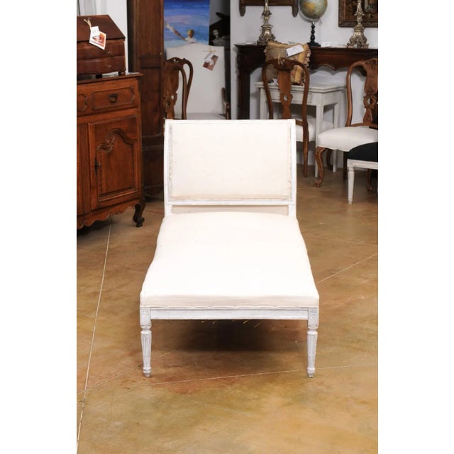 European Neoclassical 1830s Painted Daybed with Carved Rosettes and Fluted Legs For Sale - Image 11 of 12