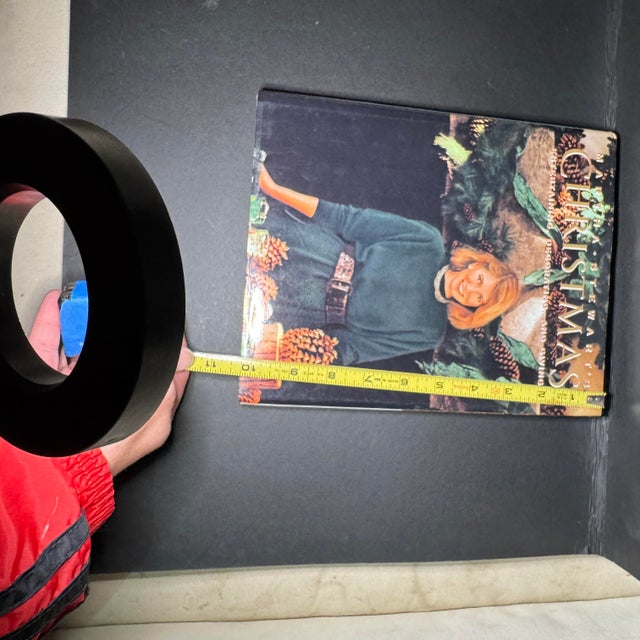 Paper 1980s “Martha Stewart’s Christmas Entertaining, Decorating and Giving” Hardback Book For Sale - Image 7 of 8